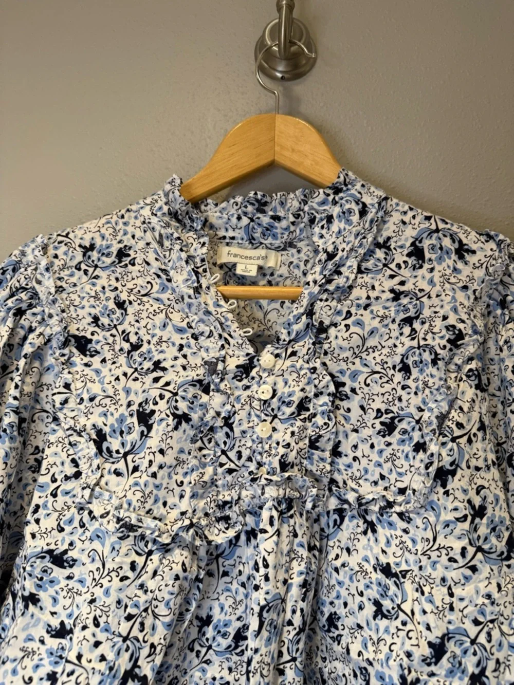 Francesca’s Blue Floral Ruffle Front Long Sleeve Blouse Size Large - Picture 5 of 5